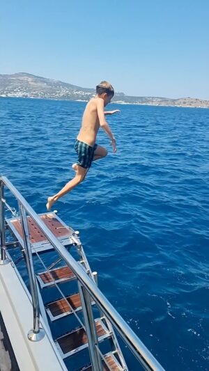 Pavel Volya Instagram - Настроение прыгать! 

Если еще не успели послушать наш новый альбом «Детство 3» с песнями Роберта и Софии, дуйте по ссылке в сторис. 

P.S. а эксклюзивно на @music.yandex можете послушать расширенную версию альбома с нашими комментариями к каждому треку. Всем хорошего дня! Пусть будет настроение прыгать!