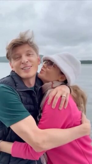 Pavel Volya Instagram - Владивосток прекрасен! Провели тут 4 дня. Это очень мало, чтобы успеть увидеть все. Ловите небольшой ролик из обрывков видео, которые успели заснять. А сколько всего еще осталось за кадром. Резюмирую. Красота невероятная, лучший вид на город в @magnum.grand.palace, королевский цирк Гии Эрадзе - лучший в мире, масштабы и экспозиция Владивостокского океанариума поражают. 
Владивосток, спасибо за прием! Обязательно приедем еще. И с семьей, и с концертами. А мы погнали дальше!