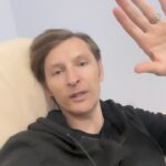 Pavel Volya Instagram - Делюсь новостями. Во @vsegazin.ru стартовал крутой розыгрыш. Всёгазин — это наш магазин, где есть всё для всех: техника для дома, книги, спорттовары, косметика, игрушки, посуда и многое другое. В нашем розыгрыше ты можешь выиграть билеты на мой стендап, спектакль @liasanutiasheva «Carmen P.S», боксы с подарками или авторский тур на Кольской полуостров. Покупай, регистрируй чек и участвуй в розыгрыше до 30 ноября. Подробности у @vsegazin.ru или на сайте. Ссылка в шапке профиля. Участвуй, побеждай, получай призы каждую неделю. Реклама. Рекламодатель ООО «ВСЕГАЗИН» ИНН 9731102364 erid: LjN8KFsUC