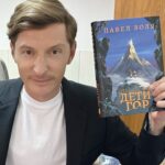 Pavel Volya Instagram - Столько приятных отзывов получаю про наши книжки «Петтерсы. Дети океанов» и «Петтерсы. Дети гор», что аж неловко. Мне очень приятно! От души! Новая часть «Петтерсы. Дети гор» разлетается с какой-то невероятной скоростью, уже разобрали половину тиража. Пока подписывал книжки, рассказал, как появились Петтерсы. Тогда, я никак не мог подумать, что когда-то из этого получится целая книга, а сейчас уже вообще, аж две. Кто еще не читал, добро пожаловать на сайт VOLYABOOK.RU, там можно заказать книгу с доставкой в любую точку России и, кстати, не только России. Проверяйте доступность доставки на сайте. Детская книга для взрослых, взрослая книга для детей. Читайте всей семьей! erid: Kra243e2N Реклама. ООО «Воля Веар». ИНН: 7727425986.