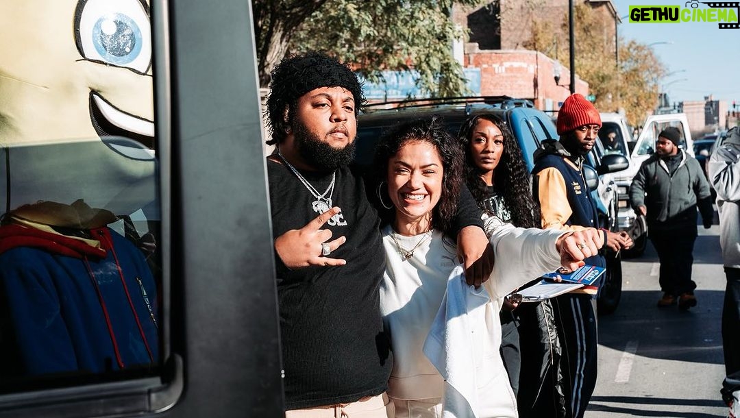 Pearl Gonzalez Instagram - Thank you @exclusive773 @themuralmovement for allowing me to be apart of The 11th Annual Turkey Drive in Chicago 🫶🏽 Chicago, Illinois
