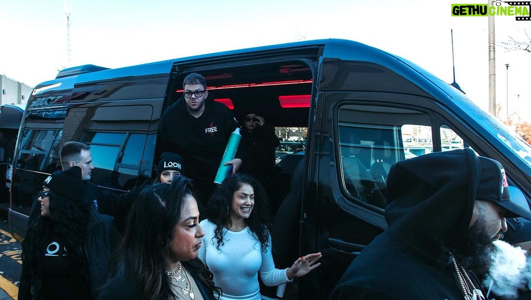 Pearl Gonzalez Instagram - Thank you @exclusive773 @themuralmovement for allowing me to be apart of The 11th Annual Turkey Drive in Chicago 🫶🏽 Chicago, Illinois