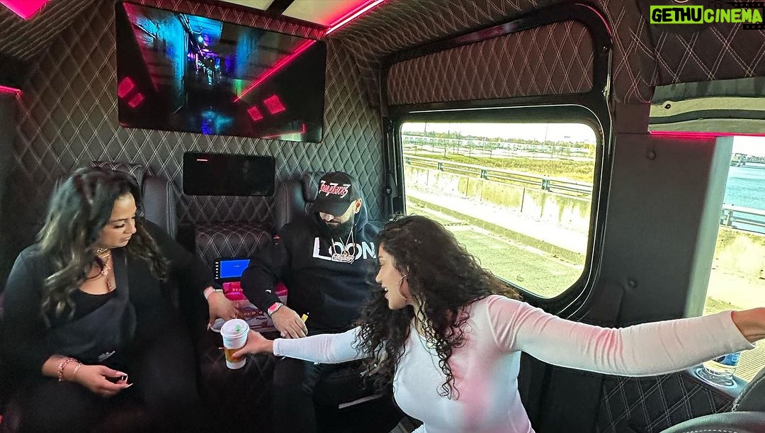 Pearl Gonzalez Instagram - Thank you @exclusive773 @themuralmovement for allowing me to be apart of The 11th Annual Turkey Drive in Chicago 🫶🏽 Chicago, Illinois