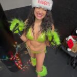 Pearl Gonzalez Instagram - 🤪🤸🏻‍♀️ Merry Grinchmas Eve to all the single grinches🎄❤️🎁 #grinch #grinchmas #holiday #christmaseve