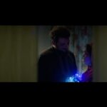 Pedram Sharifi Instagram - فیلم“آخرین تولد”، دغدغه‌ی دو‌ برادر و دو کارگردان صاحب‌نام و پر دستاورد افغانستان مقیم ایران - نوید محمودی عزیز و جمشید محمودی عزیز است؛ دغدغه‌ی که دوسال و اندی شده ملیون‌‌ها شهروند افغانستان را زمین‌گیر کرده‌است. در این فیلم، که پس از گذار از موانع نفسگیر و دشوار ، راه خودش را خیلی موفقیت آمیز به چشمهای تماشاگران سینما باز کرد، چهره‌های نام‌آشنای سینمای ایران چون بانو الناز شاکر دوست، آقای پدرام شریفی، آقای آرمین رحیمیان، خانم شیدا خلیق، خانم سوگل خلیق و بانو نیلوفر کوخانی آقای رضا بهبودی و عزیزان باهنر هموطن ما از جمله فاطیما غلامی مرضیه موسوی امیرحسین عالمی نازیلا احمدی فاطمه ابراهیمی و…به این فیلم رونق بیش‌تری بخشیده‌اند. نوید عزیز برایم گفت چگونه همکاران ایرانی و افغان او در این فیلم شور و اراده‌ی بزرگ برای تحقق بخشیدن به این خواب داشتند و چگونه بی‌هیچ دلبستگی به جهان مادی، در کنار دغدغه‌ی بزرگ افغانستان و رنج مشترک بشریت ایستادند و این اثر بلند را در نهایت موفقیت خلق کردند. نقش من به عنوان آیینه و گلوی برای این درد، نیز خیلی صادقانه و فرامادی و سرشار از به اصطلاح شوقِ خرمن‌سوز بود. تماشای این اثر ماندگار، که آیینه‌ی تمام‌نمای از احوال ملیون‌ها شهروند افغانستان است، را در سینماهای ایران به شما خوبان پیشنهاد می‌کنم.