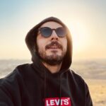 Pedram Sharifi Instagram - چیزی که بیش از هر چیز دیگر به اکثر دوندگان انگیزه می‌دهد هدف شخصی است: برای نمونه، رسیدن به یک حدنصاب تازه و شکستن رکورد خود. مادامی‌که یک دونده بتواند دست به رکوردشکنی بزند، از کار خود خشنود خواهد بود. در غیر این صورت، چنین احساسی سراغ او نخواهد آمد. حتا اگر نتواند به حد نصاب موردنظر خود برسد، تا زمانی که از نتیجه‌ی کار و نهایت تلاش خود رضایت داشته باشد-که شاید در جریان مسابقه هم منجر به کشفی مهم در موردخود او شده باشد- به هدف خود رسیده است و احساسی امیدوارانه و خوشایند تا مسابقه‌ی بعدی به او انگیزه خواهد داد. این قاعده در حرفه‌ی خود من نیز مصداق دارد. در رمان‌نویسی نیز، تا جایی که من می‌دانم، مسئله‌ای به نام برد و باخت مطرح نیست. شاید فروش نسخه‌های از یک رمان، اهدای جایزه‌هایی به آن و ستایش‌های منتقدان، ملاک‌هایی برای موفقیت آن کتاب در جهان ادبیات تلقی شوند ولی در نهایت هیچ‌یک از این موارد اهمیتی ندارند. نکته‌ی اساسی آن است که آیا نوشتار به ملاک‌هایی که نویسنده برای خود تعیین کرده است دست یافته یا نه. از کتاب “از دو که حرف میزنیم، از چه حرف میزنیم” از موراکامی #موراکامی #دو