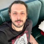 Pedram Sharifi Instagram - ممنونم از همه ی شما که من رو لایق دونستین و در نظر سنجی فیلم نیوز و سینما دیلی به پیمان صبوری رای دادین. از مصطفی کیایی عزیز تشکر میکنم و امیدوارم سریال می خواهم زنده بمانم و نادر سرمد رو هم دوست داشته باشین قسمت ششم می خواهم زنده بمانم منتظر شماس✌🏻♥️ #پدرام_شریفی