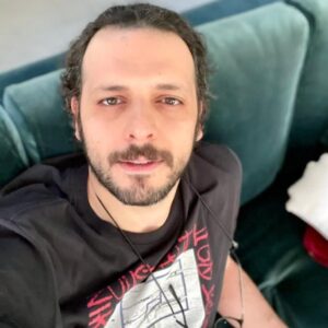Pedram Sharifi Instagram - ممنونم از همه ی شما که من رو لایق دونستین و در نظر سنجی فیلم نیوز و سینما دیلی به پیمان صبوری رای دادین.
از مصطفی کیایی عزیز تشکر میکنم 
 و
امیدوارم سریال می خواهم زنده بمانم و نادر سرمد رو هم دوست داشته باشین
قسمت ششم می خواهم زنده بمانم منتظر شماس✌🏻♥️
#پدرام_شریفی