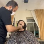 Pedram Sharifi Instagram - . ممنونم از همه ی شما دوستانم که بهم تبریک گفتین و از ته دل دوست داشتین که من این سیمرغ رو بگیرم. در بین این همه هیاهوی بسیار برای هیچ جشنواره فجر، دلم به آدم هایی خوش بود که از پیشرفتم خوشحال بودند و بهم عشق دادن. میگم هیاهوی بسیار برای هیچ، نه به معنای اینکه سیمرغ گرفتن رو بی ارزش کنم، که اگه میگرفتم از همه خوشحال تر میشدم. هیچ در مقابل ارزش مسیر. مسیری که توشیم و قراره توی اون پیشرفت کنیم. هنوز خیلی خیلی زوده برای غمگین شدن و قصه سرایی در باب حق و نا حق، که شاید در عالم هنر هیچ موقع این کار جایز نیست. که کار ما نه وزنه برداری، که کار دل است. هدف بهتر شدن در نفس و ذات بازیگری هست. برای من خیلی مونده تا یک نگاه مثل خسرو شکیبایی کردن. خیلی راه مونده تا دیالوگ گفتن مثل جهانگیر فروهر. خیلی راه مونده تا تسلط روی بدن مثل ادوارد نورتون.( نمیگم چاپلین و باستر کیتون چون دست نیافتنی هستند) و من می خوام تو این راه بمونم و عرق بریزم و جون بکنم تا برسم بهش. تا هر سال بهش نزدیکتر بشم تو این مسیر اگه جاییزه هم آدم بگیره، چه بهتر. خیلی کیف هم میده. اما مهم تو مسیر بودنه. برام دعا نکنید که جاییزه بگیرم، برام دعا کنید که باز صبح پاشم و تمرین کنم و به خودم سخت بگیرم تبریک میگم به محسن قرایی عزیزم و افتخار میکنم به بودن در فیلم بی همه چیز تبریک به همه ی دوستانم و رقبام که جاییزه گرفتن، نوش جونتون♥️ محمود دهقانی عزیزم. این چند سطر آخر برای تو: تو در فیلم ما معجزه کردی، خیلی از حس وحال ما بازیگر ها و این دِه به هنر دست تو شکل گرفت اوسا. امیدوارم بازم گریم کنی من رو و هر روز بهتر شی. ✌🏻
