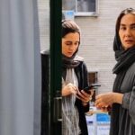 Pedram Sharifi Instagram – .
رونمایی از عکس‌ها و اطلاعات رسمی فیلم «ملخ»/ اولین حضور بین‌المللی در جشنواره آمریکایی رقم می‌خورد
.
به گزارش روابط عمومی پروژه، فیلم سینمایی #ملخ به کارگردانی #فائزه_عزیزخانی، تهیه‌کنندگی #منیژه_حکمت و #مهشید_آهنگرانی‌فراهانی و پخش بین‌المللی شرکت ایریماژ در نخستین نمایش جهانی، در جشنواره «جنوب از جنوب غربی» (SXSW) اکران می‌شود.
.
این جشنواره بزرگ آمریکایی که تاکنون با سینمای نوین ایران بیگانه بوده است، از 20 تا 29 اسفند ماه سال جاری در شهر آستین در ایالت تگزاس برگزار می‌شود. 
.
جشنواره «جنوب از جنوب غربی» (SXSW) که در میان تگزاسی‌ها به نام مختصر «جنوب از…» (Southby) شناخته می‌شود، به گفته وال استریت ژورنال، «از زمان آغاز در سال 1987، در مقام یک دورهمی برای گروه های موسیقی به اتفاقی بزرگ مبدل شده است که پیشروان فکری و فرهنگی از سراسر جهان را جذب سواحل دریاچه لردی برد می‌کند.» 
.
نیویورک‌تایمز می‌نویسد: «جنوب از…، به آنگونه ای که اهالی آستین نام جشنواره را می‌خوانند، به قوه محرکه‌ای اقتصادی مبدل شده است که تاثیر آن بر اقتصاد محلی معادل میزبانی بازی نهایی لیگ فوتبال آمریکا است و در سال 2019، درآمدی معادل 356 میلیون دلار به همراه داشته است…» 
.
لس‌آنجلس‌تایمز توصیف می‌کند: «جشنواره فیلم جنوب از جنوب غربی به ایستگاهی مهم در مدار جشنواره‌های بهاری مبدل شده است که پایگاهی برای فیلم‌های مستقل کم‌هزینه و تولیدات تجاری‌تر استودیویی فراهم می‌کند.»
.
راهیابی فیلم «ملخ» به این جشنواره بزرگ، معتبر و تاثیرگذار می‌تواند پنجره‌ای جدید را روی فیلم‌های مستقل ایرانی بگشاید. 
.
فائزه عزیزخانی، در دومین فیلمش، با تیزبینی و شوخ‌طبعی، دختری نویسنده را در مرکز فیلم قرار داده است که در شرف از دست دادن اتاق و درآمدی از آن خود است؛ همان چیزهایی که یک نویسنده برای نوشتن به آن نیاز دارد. 
.
«ملخ» داستان یک روز از زندگی «هانیه» با بازی #هانیه_توسلی است؛ نویسنده‌ای شکست خورده و عاشق سینما که فیلمنامه‌ای الهام پذیرفته از زندگی خود را برای کارگردانی در اختیار دوست نزدیکش، «پگاه» با بازی #پگاه_آهنگرانی، قرار داده و در جریان تمرین و روخوانی از قضاوت همگان درباره شخصیت اصلی فیلمنامه به امان آمده است.
.
هانیه توسلی، پگاه آهنگرانی، #پدرام_شریفی، #شیرین_آقارضاکاشی، #رامین_صدیقی، #وحید_عزیزخانی، #مجید_عزیزخانی، #نوید_سجادی_حسینی، #درنا_مدنی، #داریوش_حکمت، #مهدی_فتاحی و با حضور افتخاری #علی_مصفا از جمله بازیگران این فیلم هستند.