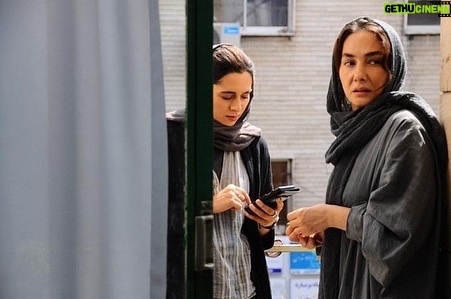 Pedram Sharifi Instagram - . رونمایی از عکسها و اطلاعات رسمی فیلم «ملخ»/ اولین حضور بینالمللی در جشنواره آمریکایی رقم میخورد . به گزارش روابط عمومی پروژه، فیلم سینمایی #ملخ به کارگردانی #فائزه_عزیزخانی، تهیهکنندگی #منیژه_حکمت و #مهشید_آهنگرانیفراهانی و پخش بینالمللی شرکت ایریماژ در نخستین نمایش جهانی، در جشنواره «جنوب از جنوب غربی» (SXSW) اکران میشود. . این جشنواره بزرگ آمریکایی که تاکنون با سینمای نوین ایران بیگانه بوده است، از 20 تا 29 اسفند ماه سال جاری در شهر آستین در ایالت تگزاس برگزار میشود. . جشنواره «جنوب از جنوب غربی» (SXSW) که در میان تگزاسیها به نام مختصر «جنوب از...» (Southby) شناخته میشود، به گفته وال استریت ژورنال، «از زمان آغاز در سال 1987، در مقام یک دورهمی برای گروه های موسیقی به اتفاقی بزرگ مبدل شده است که پیشروان فکری و فرهنگی از سراسر جهان را جذب سواحل دریاچه لردی برد میکند.» . نیویورکتایمز مینویسد: «جنوب از...، به آنگونه ای که اهالی آستین نام جشنواره را میخوانند، به قوه محرکهای اقتصادی مبدل شده است که تاثیر آن بر اقتصاد محلی معادل میزبانی بازی نهایی لیگ فوتبال آمریکا است و در سال 2019، درآمدی معادل 356 میلیون دلار به همراه داشته است...» . لسآنجلستایمز توصیف میکند: «جشنواره فیلم جنوب از جنوب غربی به ایستگاهی مهم در مدار جشنوارههای بهاری مبدل شده است که پایگاهی برای فیلمهای مستقل کمهزینه و تولیدات تجاریتر استودیویی فراهم میکند.» . راهیابی فیلم «ملخ» به این جشنواره بزرگ، معتبر و تاثیرگذار میتواند پنجرهای جدید را روی فیلمهای مستقل ایرانی بگشاید. . فائزه عزیزخانی، در دومین فیلمش، با تیزبینی و شوخطبعی، دختری نویسنده را در مرکز فیلم قرار داده است که در شرف از دست دادن اتاق و درآمدی از آن خود است؛ همان چیزهایی که یک نویسنده برای نوشتن به آن نیاز دارد. . «ملخ» داستان یک روز از زندگی «هانیه» با بازی #هانیه_توسلی است؛ نویسندهای شکست خورده و عاشق سینما که فیلمنامهای الهام پذیرفته از زندگی خود را برای کارگردانی در اختیار دوست نزدیکش، «پگاه» با بازی #پگاه_آهنگرانی، قرار داده و در جریان تمرین و روخوانی از قضاوت همگان درباره شخصیت اصلی فیلمنامه به امان آمده است. . هانیه توسلی، پگاه آهنگرانی، #پدرام_شریفی، #شیرین_آقارضاکاشی، #رامین_صدیقی، #وحید_عزیزخانی، #مجید_عزیزخانی، #نوید_سجادی_حسینی، #درنا_مدنی، #داریوش_حکمت، #مهدی_فتاحی و با حضور افتخاری #علی_مصفا از جمله بازیگران این فیلم هستند.