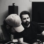 Pedram Sharifi Instagram - . ۱۸ سال از زمانی که بحث میکردیم مالمستین بهتره یا استیو وای از زمانی که پنچ شنبه ها خونتون می خوابیدیم و جمعه ظهر، فرانک جون ته چین با برنج دودی برامون درست میکرد از زمانی که میرفتیم گلستان پیش مسائلی تا پیک بخریم و سیم از زمانی که زنگ میزدیم ۲۲۲ از زمانی که آزمایشات بردیا رو تست میکردیم میگذره رفیق و تو هنوز تلاش میکنی برای پیشرفت من در موسیقی.♥️🤣 دمت گرم پ.ن: مادر بود، بچه ش رو ول میکرد🤣