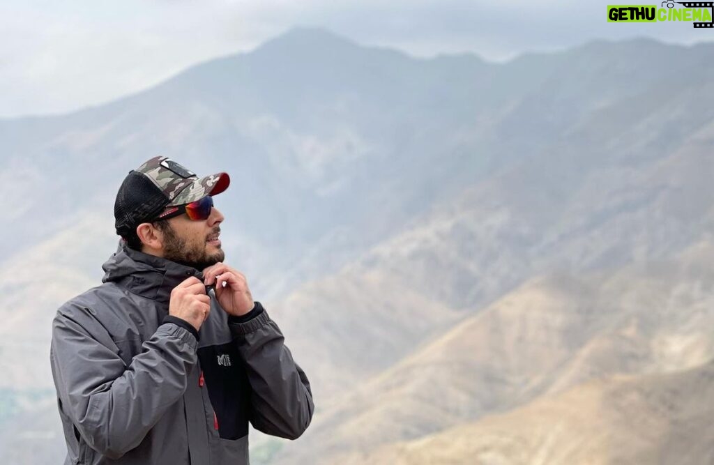 Pedram Sharifi Instagram - 🏔✌🏻 وقتی کراکائور در روز ده می 1996 به قله رسید، از آخرین باری که خوابیده بود بیش از 57 ساعت می گذشت و از کمبود اکسیژن نیز رنج می برد. بیست کوهنورد دیگر در حال تلاش برای رسیدن به قله بودند و هیچکس متوجه تجمع ابرها در آسمان نشده بود. شش ساعت بعد و سه هزار فوت پایین تر، کراکائور در چادر خود از هوش رفت. او صبح روز بعد متوجه شد که شش نفر از قله بازنگشته اند. کراکائور در کتاب در هوای رقیق، ماجرایی نفسگیر و هیجان انگیز را روایت می کند و به سوالی جالب می پردازد: کوه اورست چه چیزی دارد که در طول تاریخ، افراد بسیاری (از جمله خود کراکائور) را وادار کرده تا با کمال میل، جانشان را کف دستشان بگیرند و برای فتح آن به دل خطر، سختی و حتی مرگ بروند؟ #در_هوای_رقیق #کوهنوردی #پدرام_شریفی عکس از استاد قوام @raaaamin