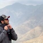 Pedram Sharifi Instagram – 🏔✌🏻 

وقتی کراکائور در روز ده می 1996 به قله رسید، از آخرین باری که خوابیده بود بیش از 57 ساعت می گذشت و از کمبود اکسیژن نیز رنج می برد. بیست کوهنورد دیگر در حال تلاش برای رسیدن به قله بودند و هیچکس متوجه تجمع ابرها در آسمان نشده بود. شش ساعت بعد و سه هزار فوت پایین تر، کراکائور در چادر خود از هوش رفت. او صبح روز بعد متوجه شد که شش نفر از قله بازنگشته اند. کراکائور در کتاب در هوای رقیق، ماجرایی نفسگیر و هیجان انگیز را روایت می کند و به سوالی جالب می پردازد: کوه اورست چه چیزی دارد که در طول تاریخ، افراد بسیاری (از جمله خود کراکائور) را وادار کرده تا با کمال میل، جانشان را کف دستشان بگیرند و برای فتح آن به دل خطر، سختی و حتی مرگ بروند؟
#در_هوای_رقیق
#کوهنوردی 
#پدرام_شریفی
عکس از استاد قوام
@raaaamin