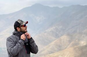 Pedram Sharifi Instagram - 🏔✌🏻 

وقتی کراکائور در روز ده می 1996 به قله رسید، از آخرین باری که خوابیده بود بیش از 57 ساعت می گذشت و از کمبود اکسیژن نیز رنج می برد. بیست کوهنورد دیگر در حال تلاش برای رسیدن به قله بودند و هیچکس متوجه تجمع ابرها در آسمان نشده بود. شش ساعت بعد و سه هزار فوت پایین تر، کراکائور در چادر خود از هوش رفت. او صبح روز بعد متوجه شد که شش نفر از قله بازنگشته اند. کراکائور در کتاب در هوای رقیق، ماجرایی نفسگیر و هیجان انگیز را روایت می کند و به سوالی جالب می پردازد: کوه اورست چه چیزی دارد که در طول تاریخ، افراد بسیاری (از جمله خود کراکائور) را وادار کرده تا با کمال میل، جانشان را کف دستشان بگیرند و برای فتح آن به دل خطر، سختی و حتی مرگ بروند؟
#در_هوای_رقیق
#کوهنوردی 
#پدرام_شریفی
عکس از استاد قوام
@raaaamin