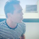 Pedro Alonso Instagram - He dicho varias veces. En mi casa me decían, “no cantes”. “En la mesa no se canta”. Mi hija me decía, “no cantes”. Aunque el caso de Úriel porque yo cantaba realmente mal. Elipsis. En México recuperé el canto, en aquel mi primer gran viaje a ese país inaudito. O más bien la posibilidad de cantar. En una ceremonia. Y luego en otra. Y en otra. Bien. La broma ha ido creciendo como una bola de nieve. Desde entonces. Escalón a escalón de azúcar. Primero el “bella ciao”. Después el “guantanamera”. Y más tarde el cover de la serie y el “tí amo” en la boda. Así que hoy a Tris y a mí nos han dicho “dale, canta”. Y él se ha puesto a cantar. Y yo me he puesto a cantar. Poder cantar, jugar al intento, con lo que tengas. Qué sabrosura la vida. A veces. @trisulloa 📷 y gracias, @alex_olmedo_music 🌺🌺🌺🌺🌺🌺🌺🌺🌺🌺🌺 I have said several times. In my house they used to tell me, "don't sing". "At the table you don't sing." My daughter would tell me, "don't sing". Although Úriel's case because I sang really bad. Ellipsis. In Mexico I recovered singing, in that first great trip to that unheard of country. Or rather the possibility of singing. In a ceremony. And then in another. And in another. And then another. The joke has been snowballing. Ever since. Step by sugar step. First the "bella ciao". Then the "guantanamera". And later the series cover and the "I love you" at the wedding. So today Tris and I were told "come on, sing". And he started singing. And I started singing. To be able to sing, to play at the attempt, with whatever you have. How tasty life is. Sometimes.