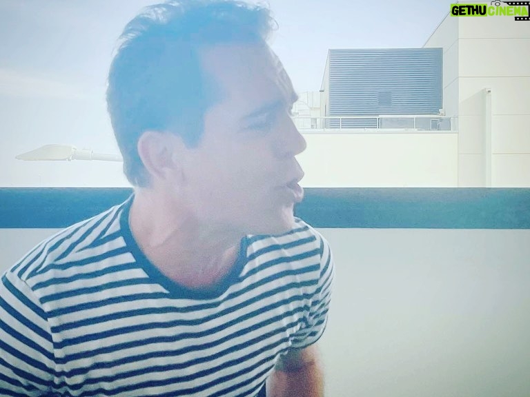 Pedro Alonso Instagram - He dicho varias veces. En mi casa me decían, “no cantes”. “En la mesa no se canta”. Mi hija me decía, “no cantes”. Aunque el caso de Úriel porque yo cantaba realmente mal. Elipsis. En México recuperé el canto, en aquel mi primer gran viaje a ese país inaudito. O más bien la posibilidad de cantar. En una ceremonia. Y luego en otra. Y en otra. Bien. La broma ha ido creciendo como una bola de nieve. Desde entonces. Escalón a escalón de azúcar. Primero el “bella ciao”. Después el “guantanamera”. Y más tarde el cover de la serie y el “tí amo” en la boda. Así que hoy a Tris y a mí nos han dicho “dale, canta”. Y él se ha puesto a cantar. Y yo me he puesto a cantar. Poder cantar, jugar al intento, con lo que tengas. Qué sabrosura la vida. A veces. @trisulloa 📷 y gracias, @alex_olmedo_music 🌺🌺🌺🌺🌺🌺🌺🌺🌺🌺🌺 I have said several times. In my house they used to tell me, "don't sing". "At the table you don't sing." My daughter would tell me, "don't sing". Although Úriel's case because I sang really bad. Ellipsis. In Mexico I recovered singing, in that first great trip to that unheard of country. Or rather the possibility of singing. In a ceremony. And then in another. And in another. And then another. The joke has been snowballing. Ever since. Step by sugar step. First the "bella ciao". Then the "guantanamera". And later the series cover and the "I love you" at the wedding. So today Tris and I were told "come on, sing". And he started singing. And I started singing. To be able to sing, to play at the attempt, with whatever you have. How tasty life is. Sometimes.