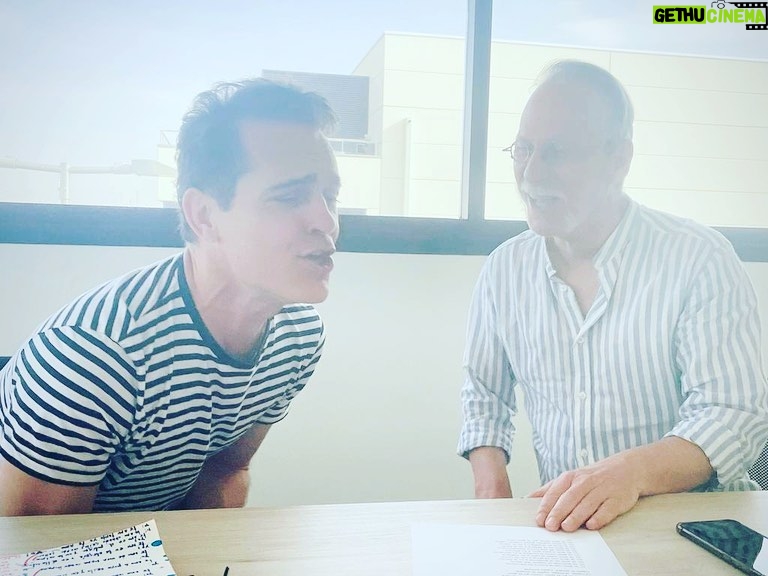 Pedro Alonso Instagram - He dicho varias veces. En mi casa me decían, “no cantes”. “En la mesa no se canta”. Mi hija me decía, “no cantes”. Aunque el caso de Úriel porque yo cantaba realmente mal. Elipsis. En México recuperé el canto, en aquel mi primer gran viaje a ese país inaudito. O más bien la posibilidad de cantar. En una ceremonia. Y luego en otra. Y en otra. Bien. La broma ha ido creciendo como una bola de nieve. Desde entonces. Escalón a escalón de azúcar. Primero el “bella ciao”. Después el “guantanamera”. Y más tarde el cover de la serie y el “tí amo” en la boda. Así que hoy a Tris y a mí nos han dicho “dale, canta”. Y él se ha puesto a cantar. Y yo me he puesto a cantar. Poder cantar, jugar al intento, con lo que tengas. Qué sabrosura la vida. A veces. @trisulloa 📷 y gracias, @alex_olmedo_music 🌺🌺🌺🌺🌺🌺🌺🌺🌺🌺🌺 I have said several times. In my house they used to tell me, "don't sing". "At the table you don't sing." My daughter would tell me, "don't sing". Although Úriel's case because I sang really bad. Ellipsis. In Mexico I recovered singing, in that first great trip to that unheard of country. Or rather the possibility of singing. In a ceremony. And then in another. And in another. And then another. The joke has been snowballing. Ever since. Step by sugar step. First the "bella ciao". Then the "guantanamera". And later the series cover and the "I love you" at the wedding. So today Tris and I were told "come on, sing". And he started singing. And I started singing. To be able to sing, to play at the attempt, with whatever you have. How tasty life is. Sometimes.