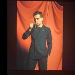 Pedro Alonso Instagram - 1. Dónde está el pato feo? Diría que en el segmento cuatro. 2. Si es así, veo el lado que antes no se veía. La cabeza le estalla de forma natural, para revelar su sentido de la escucha en acción. No hay explicaciones que valgan. 3. Más cerca y más a la derecha, la cabeza viaja en la boca de un anfibio de las cavernas. Parece herido en el lomo. Pero no es tal, sino la marca de llevar en sí esa forma humana que busca al filo de los mundos. 4. Así, en el segmento tres se vería un sacerdote, un maestro, un guía. Supervisa el viaje, pero no interviene. No interviene? O más bien se preocupa por algo bien distinto a la evidencia. 5. Sabe que la criatura de la que hablamos, conoce el sendero. Lo invisible. Y se ejercita con la suerte. Tremendo empeño. Irregular empeño. Misterioso como la cola de un gato. #studio #berlín #tintachina, lápiz y oil stick sobre papel. #veoveo is free 1. Hablando de acción. Empecemos por los cuerpos invisibles. Luego foto. 2. Una vez ahí, la letra. Ella nos dirá qué toca. Y lo que toca son los rasgos. Para empezar, únicamente los fundamentales. Y ellos son: la cabeza del pato, la cabeza en la boca del anfibio cavernario, la figura del guía (su posición en la trama). De este movimiento se deducirán otros que compensarán desde la necesidad del vacío. La clave está en no contenerse y a la vez contenerse. Cosa posible si uno va abrazado al péndulo y no pierde de vista su cola. La cola. Aquí otra vez. 3. No se precipiten. Abusar sin exageran. Recuerdan?