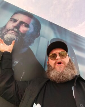 Pedro Alonso Instagram - Mi hermanito @darkoperich ha estado en el festival de Sitges y se ha encontrado la foto de un tipo barbudo que se me parece, dice. 

“Awareness” , de mi querido @daniel_benmayor próximamente en prime vídeo. Creo que a principios del año próximo? 🤔 Con mis hermosos y talentosos  @carlosscholz1 @mariapedraza_  @misslloren and the one and only @ojaenada