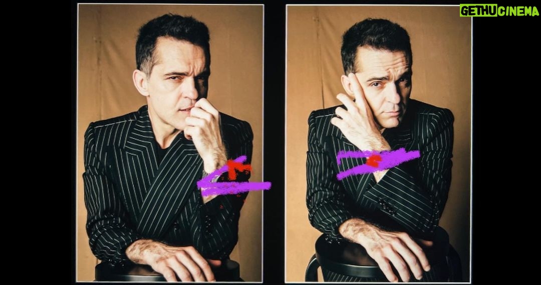 Pedro Alonso Instagram - Más studios pararisinos para el bicho #berlín #studios (tinta china y oil stick) El texto escrito en la última pinturilla, dice así: “1. Una criatura espiritual no es mucho ni poco espiritual. No es ni mucho ni poco moral. Es más bien un géiser. Y un espejo. Uno debe andarse con ojo para mirarse en él. En ella. En ello. En sí. 2. Si alguien encuentra una buena historia, que le dé uso. Que la robe en el acto. Pero a cambio ha de hacerla suya. 3. La criatura espiritual, si se hace carne, tiene unas uñas que al acariciar, pueden acabar contigo. Lo aclaro por lo de mirarte en su espejo. Si no estás preparado para semejantes dones, en una mala tarde puedes desgarrar a quien pretendiste amar. 4. Pero ese peligro, ese sendero, en su camino de ida y vuelta, es un lugar de citas para criaturas de esas que merecen una buena historia. La vida tiene esa clase de lugares sin respuesta que no piden otra cosa que atreverse a ser. Y asumir las consecuencias. Espacio para seres entre los dos mundos que decidieron elegir esa suerte”.