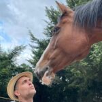 Pedro Alonso Instagram - Todo lo natural es potencialmente “medicina”. Eso dicen los sabios de la selva. La llave al parecer, es regular la dosis. Y luego trascender el miedo. Sí, tengo alergia a los caballos. Pero fue “darme un morreo” con Castaña y creer que (tras el colapso), el amor era más amor y el vértigo, no más un espejismo. 🔥❤️🐎#enlanavedelencanto 🙏🏻 @jululuu 🦦😘
