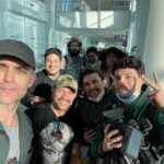 Pedro Alonso Instagram - En apenas cuatro días de filmación, ya me ha dado tiempo a rozar el cielo, pero también a estrellarme. Confirmo que entre lo ordinario y lo extraordinario una cosa es sobrevolar las aguas y otra muy distinta, comérsela de morros. 🔥🦧⛩ Si creen en algo, hermanitos, pidan por mí. Me va a hacer falta una clase de lucidez de esa que se escurre como un pez dorado. #filmmakers #lookingforelencanto #magüthemovie 🙏🏻 #méxicodemicorazón