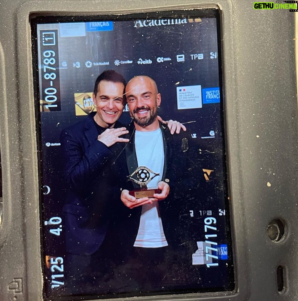 Pedro Alonso Instagram - Hoy le he entregado el premio talento de la Academia de televisión a mi querido @abdon_alcaniz (y en cierto modo a su grandísimo equipo) y estoy seguro de que quienes le disfrutamos no podemos estar más orgullosos. (Primera foto @santiburgosphoto) ❤️👏👏👏