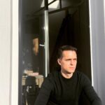 Pedro Alonso Instagram - Querido Vicente (así se llama el personaje del que hoy me despido). Llegué a casa. Y mi peripecia en Awereness, básicamente está lista para el horno, aunque a ellos les quede aún un poco (ya te encargarás de protegerlos). Acabar las cosas. Ya es mucho. Vivir el final. Con lo que sea, a paso suave. Tomar distancia. Y luego a ser posible un poquito de sol. 🔥🙏🏻 🦧 Te envío un fuerte abrazo, hermanito. Gracias por todo.