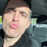 Pedro Alonso Instagram - (texto que aparece en el panel de la derecha) 1. No abrumarse. Es posible. 2. De modo que si la idea es respirar, habrá que “ver”. Enumeremos. Me gustaría no prescindir del pájaro. Por muy majestuoso que sea, hay manera de que no pese. 3. La puerta a la que está ligado y que da acceso al infinito, parece angosta. Un trampantojo. Y establece por así decirlo el punto de fuga. Cosas de dios. 4. Más. En el medio, centrando la acción, la lumbre. Una salpicadura. El tumulto. Y a su altura, la cabeza de vaca. Yo soy la cabeza de vaca. Tú eres la cabeza de vaca. El es la cabeza de vaca. Nosotros somos la cabeza de vaca, no lo olvidemos. Tan cerca y tan lejos de poder entender. Cosa curiosa y magnífica! Cabezas que siguen dando pie al relato y margen a un torrente inacabable de metáforas. Benditas sean las metáforas. Benditas sean las cabezas de vaca. 5. Y por supuesto bendito sea el pájaro. Veamos. El pájaro ese es simplemente una metáfora! De dios, nada menos. 6. Visto así, una metáfora no puede ser juzgada. Ni reducida. Ni encarcelada. Piensa en ello. Estoy hablando conmigo para “ver”, así que pienso en ello. (…) 7. Y a continuación bendigo, ahora sí sin problemas, a la la mantis con cabeza de bambi que localizamos en primer término y que por un momento sentí como oscura. Mi mujer (ella sabe), me dijo. “Sí, mística, oscura, inquietante”. También dijo. “Pero no me incomoda”. Criatura sobre la superficie de algo que al principio juzgué, representa simplemente una frontera. Un lugar de paso, necesario, hacia todo lo que se ha mencionado más arriba. Nota: Ah, solo una cosa más. A la altura de la cabeza de vaca y a un lado, Kanye West. La otra noche sentí que él tenía que estar en este cuadro.