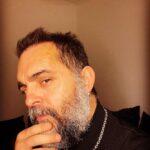 Pedro Alonso Instagram - No me entraba la llamada, pero de mi barba (a la que literalmente le quedan seis días) empezaron a brotar regalitos que me ha enviado el lindo y mágico y ultracool @marcelotwelve 😛🙏🏻❤️ #twojeys x M12