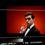 Pedro Alonso Instagram - #berlinnetflix Por momentos “lo veo y luego de pronto, no lo creo”. Cada vez ahí, es por “cosas de la cabeza”. La cabeza, ese órgano prodigioso, secuestrado tantas y tantas veces por un mono parlanchín que se empeña siempre en explicarnos hasta el más mínimo detalle. Ese mono. Tan distinto al mono genuino. Aquel que aún puede encontrarse si uno se pierde bien adentro de la selva vestido para la ocasión con un smokin. Arnado únicamente con ganas de seguir al tambor, comer del fruto prohibido y sin pensar ni una décima en los pobres y alienantes términos de lo que está bien. O está mal. Así que ni una concesión contigo, monito loco, impostor del verdadero mono, mi auténtico hermano. Ni una tregua. Prepárate porque ya solo toca ponerse a bailar. Como si no hubiese un mañana. Y además ligeros. Más ligeros. Cada vez más ligeros. Y en canal. 🦧🌋🌶🕺🏼 At times "I see it and then suddenly I don't believe it". Every time, it's because of "things in the head". The head, that prodigious organ, kidnapped so many times by a chattering monkey who always insists on explaining to us even the smallest detail. That monkey. So different from the genuine monkey. The one that can still be found if you get lost deep in the jungle, dressed for the occasion in a tuxedo. Armed only with the desire to follow the drum, eat the forbidden fruit and not give a tenth of a thought to the poor, alienating terms of what is right. Or wrong. So not a concession with you, you crazy little monkey, impostor of the real monkey, my real brother. Not a truce. Get ready because now it's just time to dance. Like there's no tomorrow. And light too. Lighter. Lighter and lighter. And in the channel.