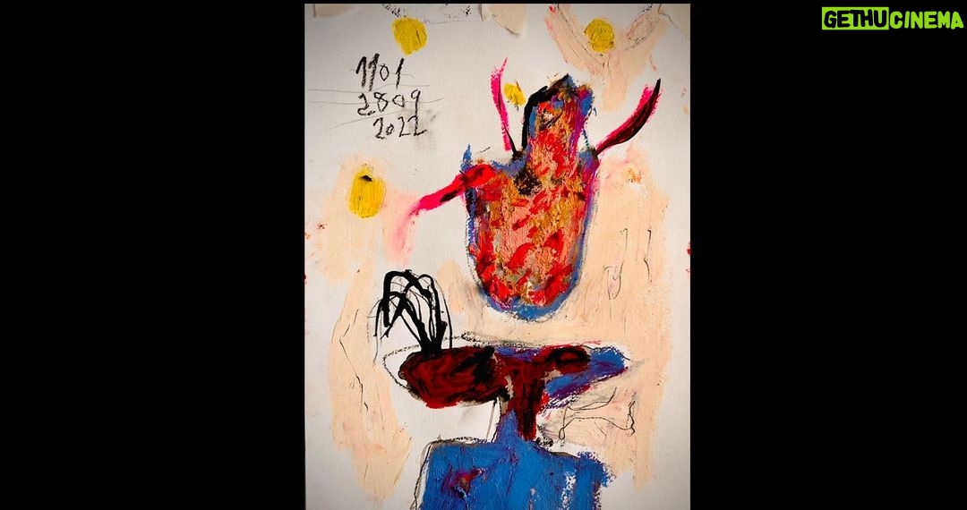 Pedro Alonso Instagram - Más studios pararisinos para el bicho #berlín #studios (tinta china y oil stick) El texto escrito en la última pinturilla, dice así: “1. Una criatura espiritual no es mucho ni poco espiritual. No es ni mucho ni poco moral. Es más bien un géiser. Y un espejo. Uno debe andarse con ojo para mirarse en él. En ella. En ello. En sí. 2. Si alguien encuentra una buena historia, que le dé uso. Que la robe en el acto. Pero a cambio ha de hacerla suya. 3. La criatura espiritual, si se hace carne, tiene unas uñas que al acariciar, pueden acabar contigo. Lo aclaro por lo de mirarte en su espejo. Si no estás preparado para semejantes dones, en una mala tarde puedes desgarrar a quien pretendiste amar. 4. Pero ese peligro, ese sendero, en su camino de ida y vuelta, es un lugar de citas para criaturas de esas que merecen una buena historia. La vida tiene esa clase de lugares sin respuesta que no piden otra cosa que atreverse a ser. Y asumir las consecuencias. Espacio para seres entre los dos mundos que decidieron elegir esa suerte”.