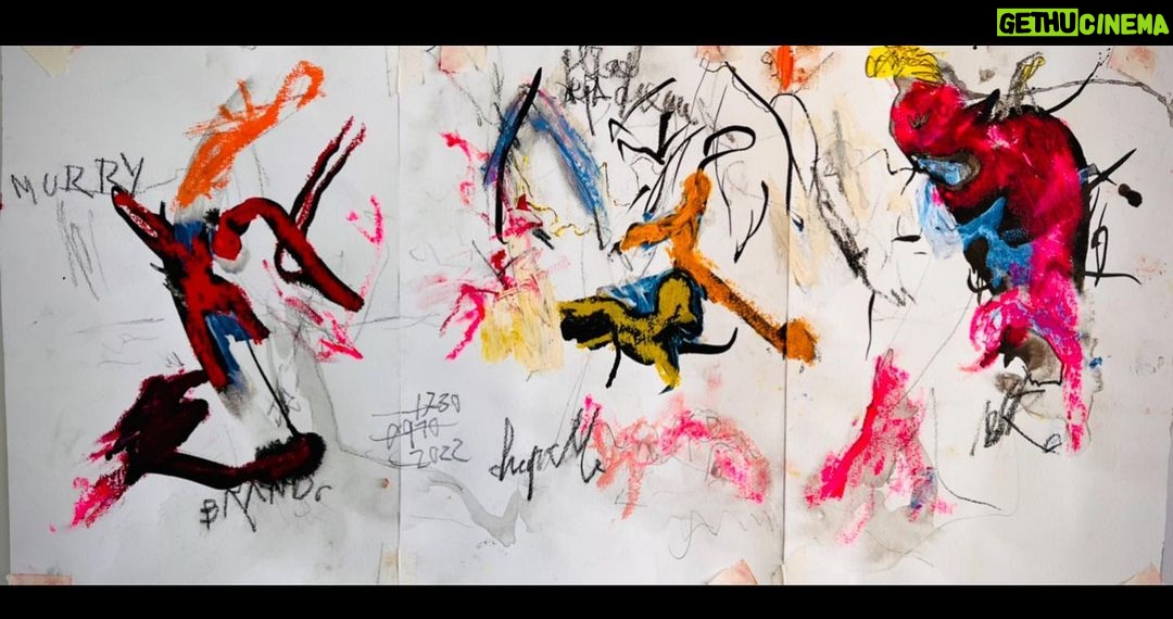 Pedro Alonso Instagram - Más studios pararisinos para el bicho #berlín #studios (tinta china y oil stick) El texto escrito en la última pinturilla, dice así: “1. Una criatura espiritual no es mucho ni poco espiritual. No es ni mucho ni poco moral. Es más bien un géiser. Y un espejo. Uno debe andarse con ojo para mirarse en él. En ella. En ello. En sí. 2. Si alguien encuentra una buena historia, que le dé uso. Que la robe en el acto. Pero a cambio ha de hacerla suya. 3. La criatura espiritual, si se hace carne, tiene unas uñas que al acariciar, pueden acabar contigo. Lo aclaro por lo de mirarte en su espejo. Si no estás preparado para semejantes dones, en una mala tarde puedes desgarrar a quien pretendiste amar. 4. Pero ese peligro, ese sendero, en su camino de ida y vuelta, es un lugar de citas para criaturas de esas que merecen una buena historia. La vida tiene esa clase de lugares sin respuesta que no piden otra cosa que atreverse a ser. Y asumir las consecuencias. Espacio para seres entre los dos mundos que decidieron elegir esa suerte”.