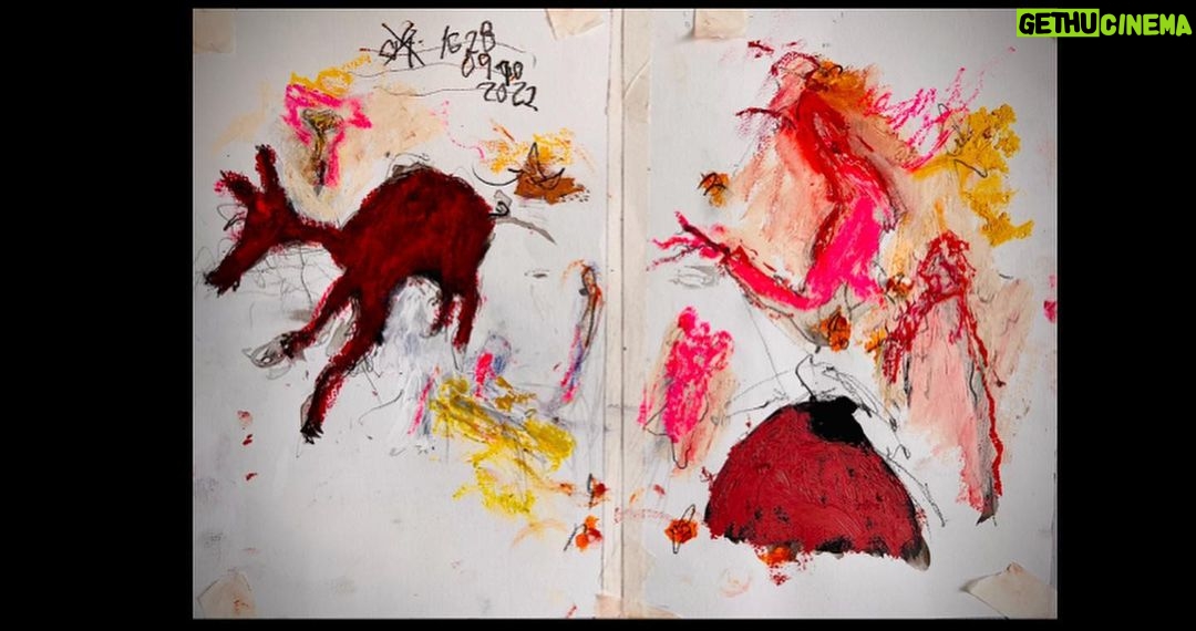 Pedro Alonso Instagram - Más studios pararisinos para el bicho #berlín #studios (tinta china y oil stick) El texto escrito en la última pinturilla, dice así: “1. Una criatura espiritual no es mucho ni poco espiritual. No es ni mucho ni poco moral. Es más bien un géiser. Y un espejo. Uno debe andarse con ojo para mirarse en él. En ella. En ello. En sí. 2. Si alguien encuentra una buena historia, que le dé uso. Que la robe en el acto. Pero a cambio ha de hacerla suya. 3. La criatura espiritual, si se hace carne, tiene unas uñas que al acariciar, pueden acabar contigo. Lo aclaro por lo de mirarte en su espejo. Si no estás preparado para semejantes dones, en una mala tarde puedes desgarrar a quien pretendiste amar. 4. Pero ese peligro, ese sendero, en su camino de ida y vuelta, es un lugar de citas para criaturas de esas que merecen una buena historia. La vida tiene esa clase de lugares sin respuesta que no piden otra cosa que atreverse a ser. Y asumir las consecuencias. Espacio para seres entre los dos mundos que decidieron elegir esa suerte”.