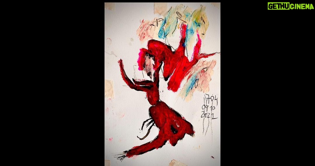 Pedro Alonso Instagram - Más studios pararisinos para el bicho #berlín #studios (tinta china y oil stick) El texto escrito en la última pinturilla, dice así: “1. Una criatura espiritual no es mucho ni poco espiritual. No es ni mucho ni poco moral. Es más bien un géiser. Y un espejo. Uno debe andarse con ojo para mirarse en él. En ella. En ello. En sí. 2. Si alguien encuentra una buena historia, que le dé uso. Que la robe en el acto. Pero a cambio ha de hacerla suya. 3. La criatura espiritual, si se hace carne, tiene unas uñas que al acariciar, pueden acabar contigo. Lo aclaro por lo de mirarte en su espejo. Si no estás preparado para semejantes dones, en una mala tarde puedes desgarrar a quien pretendiste amar. 4. Pero ese peligro, ese sendero, en su camino de ida y vuelta, es un lugar de citas para criaturas de esas que merecen una buena historia. La vida tiene esa clase de lugares sin respuesta que no piden otra cosa que atreverse a ser. Y asumir las consecuencias. Espacio para seres entre los dos mundos que decidieron elegir esa suerte”.