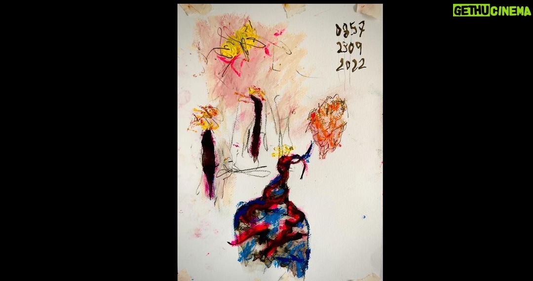 Pedro Alonso Instagram - Más studios pararisinos para el bicho #berlín #studios (tinta china y oil stick) El texto escrito en la última pinturilla, dice así: “1. Una criatura espiritual no es mucho ni poco espiritual. No es ni mucho ni poco moral. Es más bien un géiser. Y un espejo. Uno debe andarse con ojo para mirarse en él. En ella. En ello. En sí. 2. Si alguien encuentra una buena historia, que le dé uso. Que la robe en el acto. Pero a cambio ha de hacerla suya. 3. La criatura espiritual, si se hace carne, tiene unas uñas que al acariciar, pueden acabar contigo. Lo aclaro por lo de mirarte en su espejo. Si no estás preparado para semejantes dones, en una mala tarde puedes desgarrar a quien pretendiste amar. 4. Pero ese peligro, ese sendero, en su camino de ida y vuelta, es un lugar de citas para criaturas de esas que merecen una buena historia. La vida tiene esa clase de lugares sin respuesta que no piden otra cosa que atreverse a ser. Y asumir las consecuencias. Espacio para seres entre los dos mundos que decidieron elegir esa suerte”.