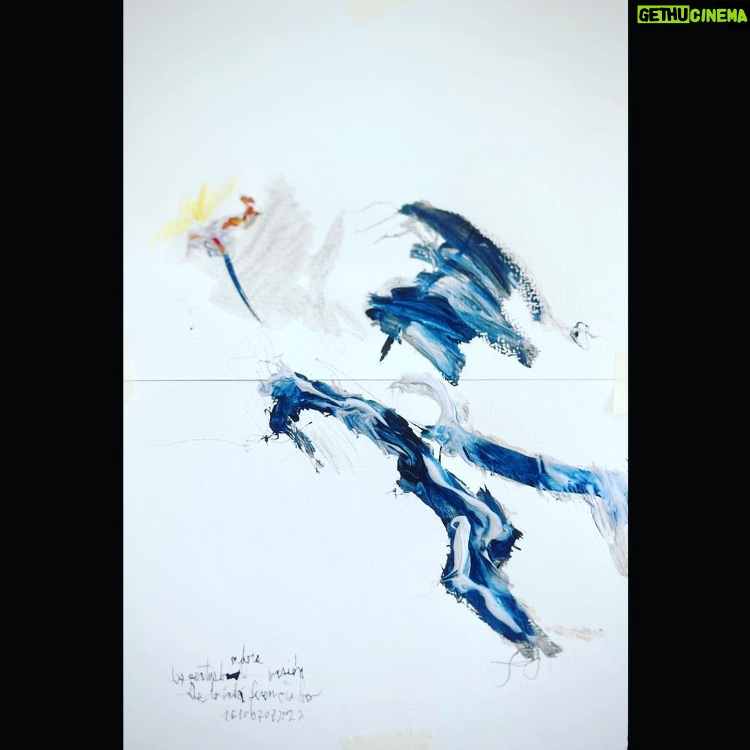 Pedro Alonso Instagram - (Primeros studios al agua/semilla y poema para el sueño de Berlín. O’choro)🔥🐍 1. Tu serpiente es la serpiente. Es así. El asunto primordial ahora. Por serpiente y por venir de tu mano. 2. Oh, el amor. En los ojos de dos locos para el mundo que, más allá de los peligros del vuelo, están decididos a subirse a la nave que navega hacia las lindes. 3. Lo primero fue un pájaro. Es así. Lo fue. En una película de reptiles o insectos que asumieron su principio. Que se abrazaban sin pudor a lo indiferenciado. Ajenos a la inquietud y ajenos al miedo. 4. Caminar entre calaveras. No más. Cada quien. Como un animal ignoto. En busca de la propia alma. 5. Por qué habrían de tener miedo de sí, se dijo Ulises. Aquellos que reptando, se atrevieron? Por qué cadenas? Qué clase de juicio merece respeto de nadie, si no se permite a sí mismo caminar a cuatro patas, arrastrarse, hasta conocer en su propio ser la misteriosa cadena que precede al real viaje? Y al giro fundamental. El único que viene y va en el vacío que genera en su círculo el magnífico uroboro. Padre y madre, hombre o mujer. O niño de cascabel. 6. Lo que fuere. En el instante precioso en que la vibración se manifiesta, late. Se estremece. Cada vez. Cada vez nace, cada vez muere. Como una aguja que hila. 7. Dentro de la calavera del dulcísimo Yorick. 8. El infinito espera. El infinito espera, susurra el viento. El infinito espera. Y no decide. La puerta sigue ahí. Para quien la rece. Como rezó el primer hombre frente al manantial, amparado en la luz y la sombra, por el hermano fuego.