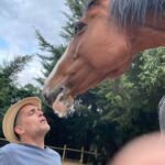 Pedro Alonso Instagram - Todo lo natural es potencialmente “medicina”. Eso dicen los sabios de la selva. La llave al parecer, es regular la dosis. Y luego trascender el miedo. Sí, tengo alergia a los caballos. Pero fue “darme un morreo” con Castaña y creer que (tras el colapso), el amor era más amor y el vértigo, no más un espejismo. 🔥❤️🐎#enlanavedelencanto 🙏🏻 @jululuu 🦦😘