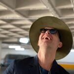Pedro Alonso Instagram - Hoy me he “arreglado” para ir con el crew a ver a la Tonantzin y pedirle que nos proteja. Aunque en realidad, ya todo arrancó anoche de la mano del abuelito Antonio, pura mitología que me ha puesto el corazón contento y en modo inolvidable. Qué narrador prodigioso el abuelito, qué corazón, qué gracia y qué fiera. Me reservo por ahora todos los tesoros que estamos rodando y fotografiando a la búsqueda del mapa. 🙏🏻🔥❤️ Abrazos mexicas. ##lookingforelencanto 🦚🔥🔥🔥🔥 Today I have "dressed up" to go with the crew to see Tonantzin and ask her to protect us. Although in reality, it all started last night at the hand of grandfather Antonio, pure mythology that has made my heart happy and in unforgettable mood. What a prodigious storyteller, what a heart, what a grace and what a fierce man. I reserve for now all the treasures we are shooting and photographing in search of the map. 🙏🏻🔥❤️ Mexican hugs. ##lookingforelencanto