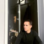 Pedro Alonso Instagram - Querido Vicente (así se llama el personaje del que hoy me despido). Llegué a casa. Y mi peripecia en Awereness, básicamente está lista para el horno, aunque a ellos les quede aún un poco (ya te encargarás de protegerlos). Acabar las cosas. Ya es mucho. Vivir el final. Con lo que sea, a paso suave. Tomar distancia. Y luego a ser posible un poquito de sol. 🔥🙏🏻 🦧 Te envío un fuerte abrazo, hermanito. Gracias por todo.