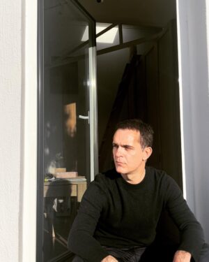Pedro Alonso Instagram - Querido Vicente (así se llama el personaje del que hoy me despido). Llegué a casa.

Y mi peripecia en Awereness, básicamente está lista para el horno, aunque a ellos les quede aún un poco (ya te encargarás de protegerlos).

Acabar las cosas. 

Ya es mucho. 

Vivir el final. Con lo que sea, a paso suave. Tomar distancia. Y luego a ser posible un poquito de sol.

🔥🙏🏻 🦧 

Te envío un fuerte abrazo, hermanito. Gracias por todo.