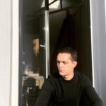 Pedro Alonso Instagram - Querido Vicente (así se llama el personaje del que hoy me despido). Llegué a casa. Y mi peripecia en Awereness, básicamente está lista para el horno, aunque a ellos les quede aún un poco (ya te encargarás de protegerlos). Acabar las cosas. Ya es mucho. Vivir el final. Con lo que sea, a paso suave. Tomar distancia. Y luego a ser posible un poquito de sol. 🔥🙏🏻 🦧 Te envío un fuerte abrazo, hermanito. Gracias por todo.