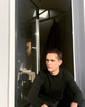 Pedro Alonso Instagram - Querido Vicente (así se llama el personaje del que hoy me despido). Llegué a casa.

Y mi peripecia en Awereness, básicamente está lista para el horno, aunque a ellos les quede aún un poco (ya te encargarás de protegerlos).

Acabar las cosas. 

Ya es mucho. 

Vivir el final. Con lo que sea, a paso suave. Tomar distancia. Y luego a ser posible un poquito de sol.

🔥🙏🏻 🦧 

Te envío un fuerte abrazo, hermanito. Gracias por todo.