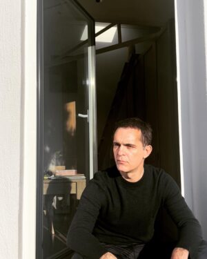 Pedro Alonso Instagram - Querido Vicente (así se llama el personaje del que hoy me despido). Llegué a casa.

Y mi peripecia en Awereness, básicamente está lista para el horno, aunque a ellos les quede aún un poco (ya te encargarás de protegerlos).

Acabar las cosas. 

Ya es mucho. 

Vivir el final. Con lo que sea, a paso suave. Tomar distancia. Y luego a ser posible un poquito de sol.

🔥🙏🏻 🦧 

Te envío un fuerte abrazo, hermanito. Gracias por todo.