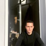 Pedro Alonso Instagram - Querido Vicente (así se llama el personaje del que hoy me despido). Llegué a casa. Y mi peripecia en Awereness, básicamente está lista para el horno, aunque a ellos les quede aún un poco (ya te encargarás de protegerlos). Acabar las cosas. Ya es mucho. Vivir el final. Con lo que sea, a paso suave. Tomar distancia. Y luego a ser posible un poquito de sol. 🔥🙏🏻 🦧 Te envío un fuerte abrazo, hermanito. Gracias por todo.
