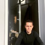 Pedro Alonso Instagram - Querido Vicente (así se llama el personaje del que hoy me despido). Llegué a casa. Y mi peripecia en Awereness, básicamente está lista para el horno, aunque a ellos les quede aún un poco (ya te encargarás de protegerlos). Acabar las cosas. Ya es mucho. Vivir el final. Con lo que sea, a paso suave. Tomar distancia. Y luego a ser posible un poquito de sol. 🔥🙏🏻 🦧 Te envío un fuerte abrazo, hermanito. Gracias por todo.