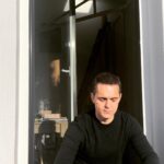Pedro Alonso Instagram - Querido Vicente (así se llama el personaje del que hoy me despido). Llegué a casa. Y mi peripecia en Awereness, básicamente está lista para el horno, aunque a ellos les quede aún un poco (ya te encargarás de protegerlos). Acabar las cosas. Ya es mucho. Vivir el final. Con lo que sea, a paso suave. Tomar distancia. Y luego a ser posible un poquito de sol. 🔥🙏🏻 🦧 Te envío un fuerte abrazo, hermanito. Gracias por todo.