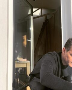 Pedro Alonso Instagram - Querido Vicente (así se llama el personaje del que hoy me despido). Llegué a casa. Y mi peripecia en Awereness, básicamente está lista para el horno, aunque a ellos les quede aún un poco (ya te encargarás de protegerlos). Acabar las cosas. Ya es mucho. Vivir el final. Con lo que sea, a paso suave. Tomar distancia. Y luego a ser posible un poquito de sol. 🔥🙏🏻 🦧 Te envío un fuerte abrazo, hermanito. Gracias por todo.