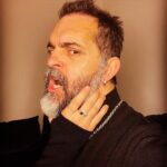 Pedro Alonso Instagram - No me entraba la llamada, pero de mi barba (a la que literalmente le quedan seis días) empezaron a brotar regalitos que me ha enviado el lindo y mágico y ultracool @marcelotwelve 😛🙏🏻❤️ #twojeys x M12